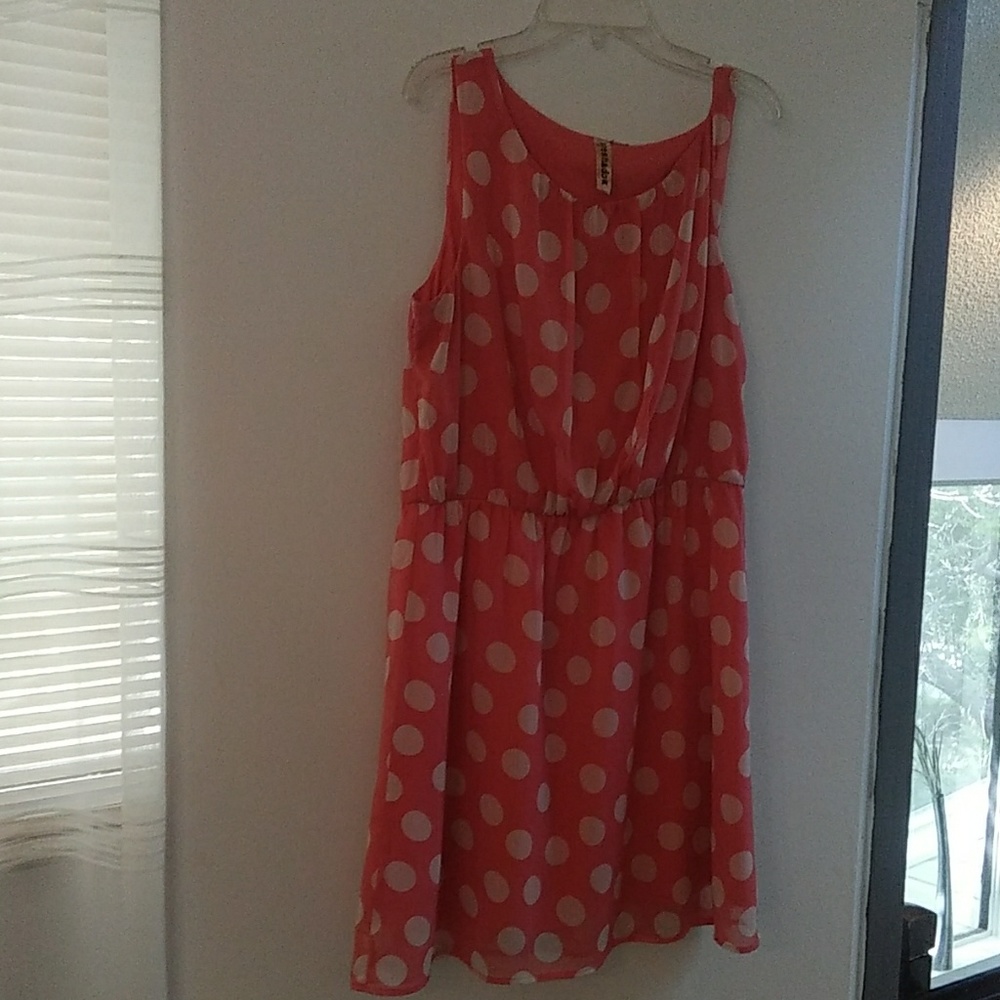 Eyeshadow peach and white dress